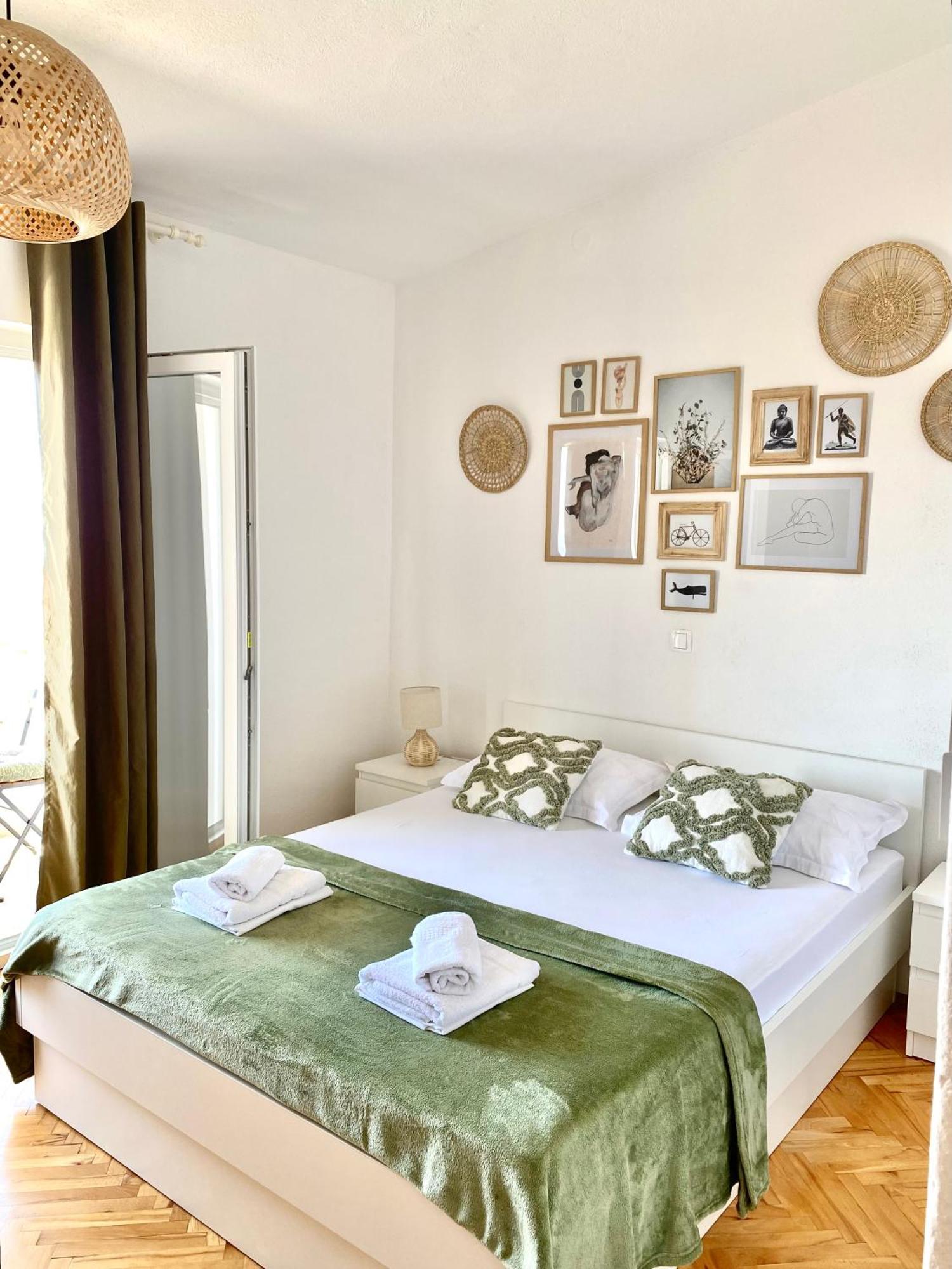 Apartment & Joy Of Life In *